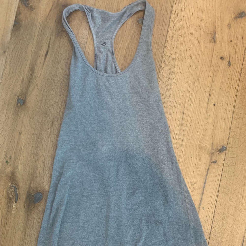 This is a light grey lululemon tank top that is a size 6.